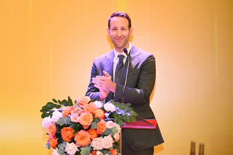 Mr. Tyler Sgro - CEO hệ thống Mathnasium toàn cầu phát biểu tại lễ khai mạc Mr. Tyler Sgro - CEO hệ thống Mathnasium toàn cầu phát biểu tại lễ khai mạc