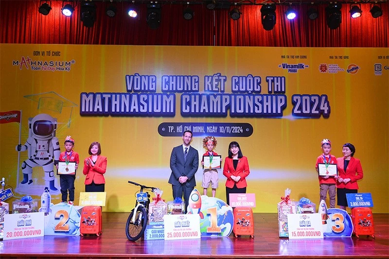 Khoảnh khắc vinh danh những thí sinh xuất sắc nhất Khoảnh khắc vinh danh những thí sinh xuất sắc nhất