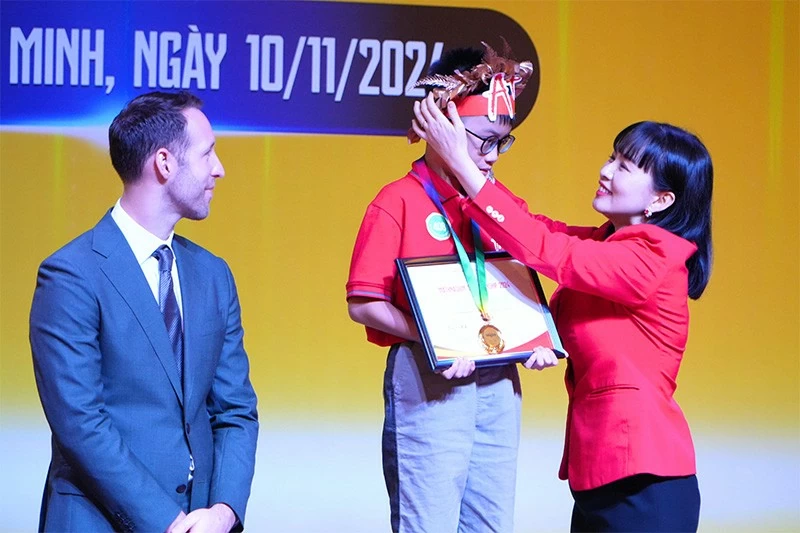 Bà Nguyễn Thanh Hoàng Diễm – Tổng Giám Đốc Mathnasium Việt Nam trao vòng nguyệt quế cho thí sinh đoạt giải nhất. Bà Nguyễn Thanh Hoàng Diễm – Tổng Giám Đốc Mathnasium Việt Nam trao vòng nguyệt quế cho thí sinh đoạt giải nhất.