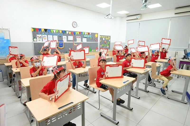 Học sinh mạnh dạn giơ cao đáp án của mình, thể hiện tinh thần học hỏi và quyết tâm trong từng thử thách. Học sinh mạnh dạn giơ cao đáp án của mình, thể hiện tinh thần học hỏi và quyết tâm trong từng thử thách.