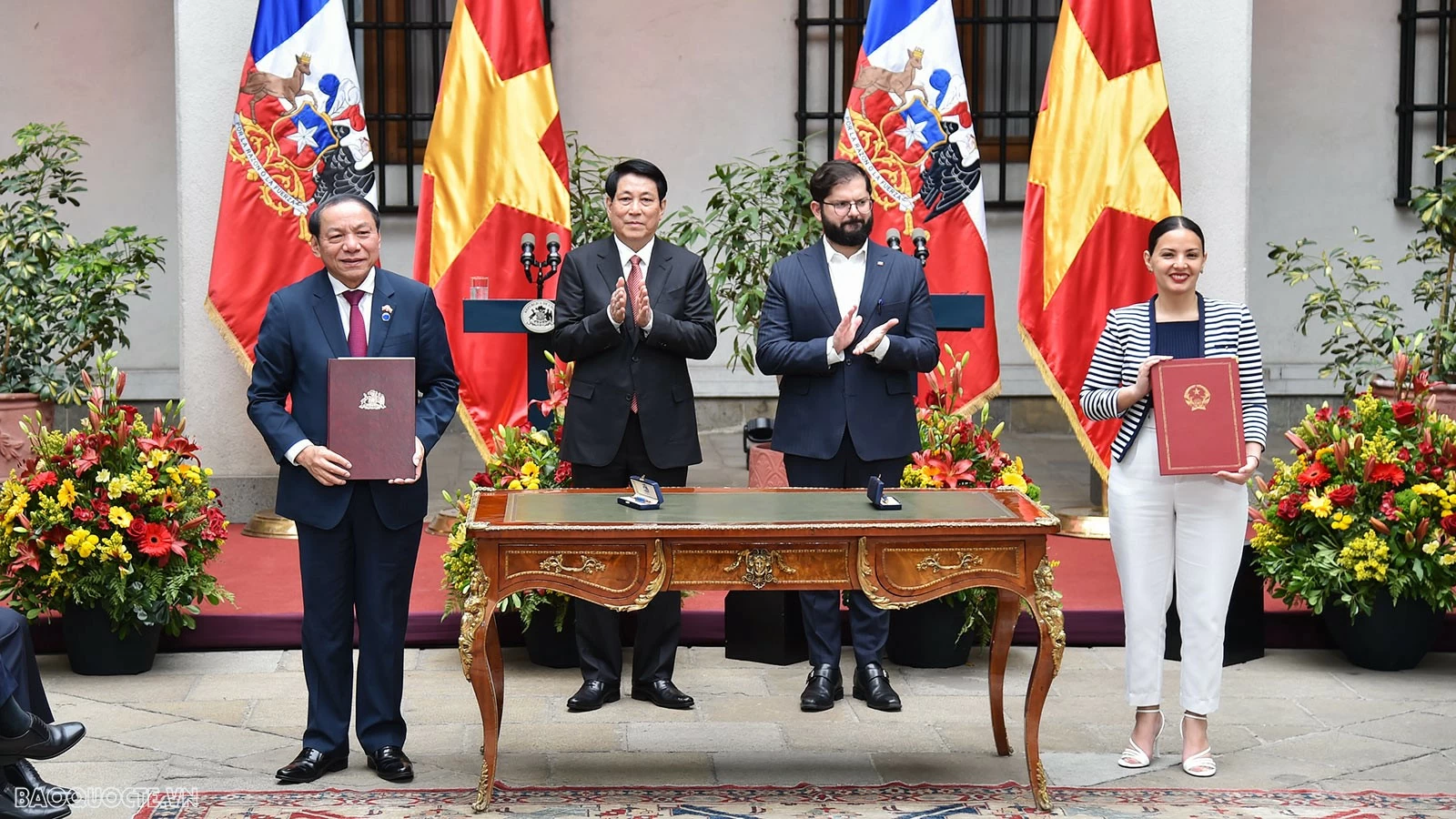 Chủ tịch nước Lương Cường và Tổng thống Gabriel Boric chứng kiến lễ ký Chương trình hợp tác văn hóa giữa Bộ Văn hóa thể thao và Du lịch và Bộ Văn hóa, Nghệ thuật và Di sản Chile giai đoạn 2024-2026. Chủ tịch nước Lương Cường và Tổng thống Gabriel Boric chứng kiến lễ ký Chương trình hợp tác văn hóa giữa Bộ Văn hóa thể thao và Du lịch và Bộ Văn hóa, Nghệ thuật và Di sản Chile giai đoạn 2024-2026.