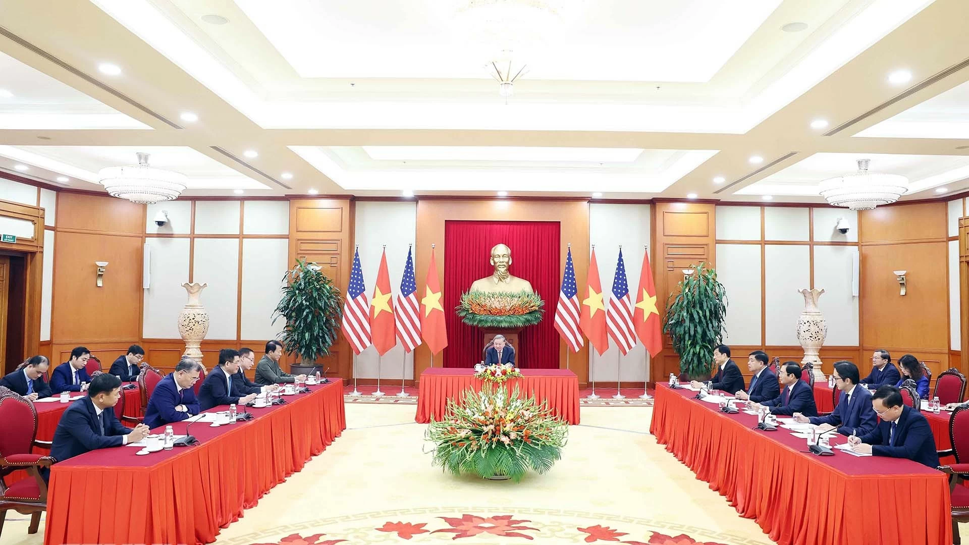 Tổng Bí thư Tô Lâm điện đàm với Tổng thống đắc cử Hoa Kỳ Donald Trump Tổng Bí thư Tô Lâm điện đàm với Tổng thống đắc cử Hoa Kỳ Donald Trump