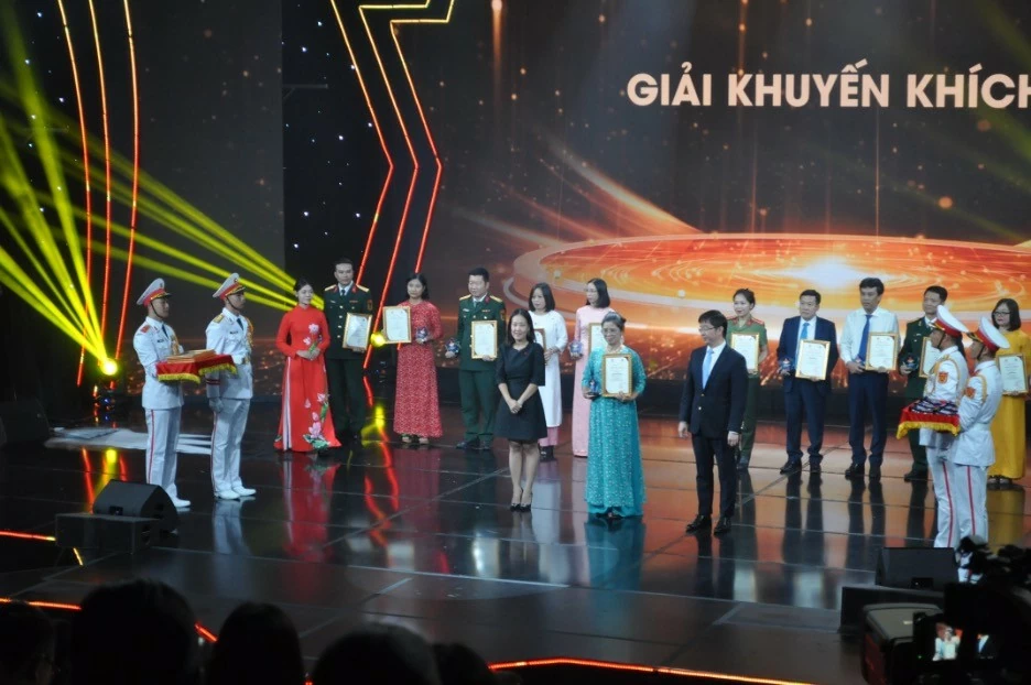 Đại diện báo Thế giới và Việt Nam nhận giải báo chí 'Vì sự nghiệp Đại đoàn kết toàn dân tộc' lần thứ XVI Đại diện báo Thế giới và Việt Nam nhận giải báo chí 'Vì sự nghiệp Đại đoàn kết toàn dân tộc' lần thứ XVI