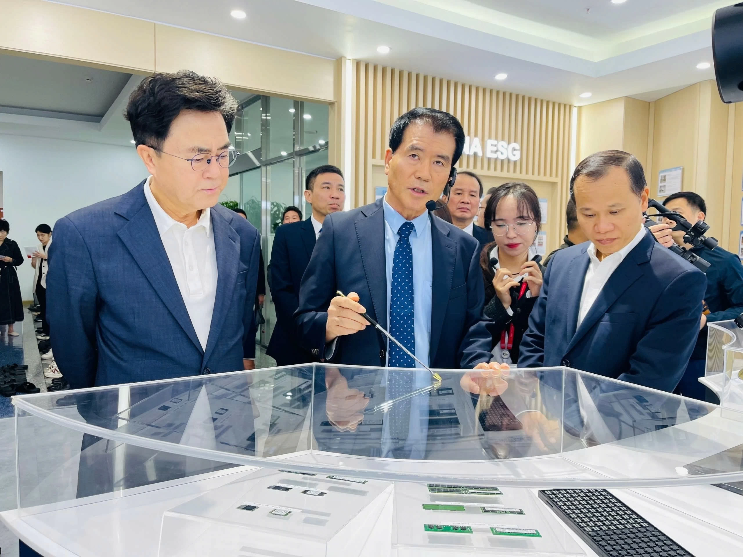 Quyền Chủ tịch UBND tỉnh Mai Sơn thăm Công ty JA Solar (doanh nghiệp FDI trong KCN của tỉnh) Quyền Chủ tịch UBND tỉnh Mai Sơn thăm Công ty JA Solar (doanh nghiệp FDI trong KCN của tỉnh)