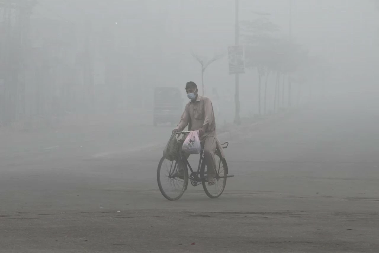 Người dân Pakistan chật vật dưới khói mù do ô nhiễm không khí Người dân Pakistan chật vật dưới khói mù do ô nhiễm không khí