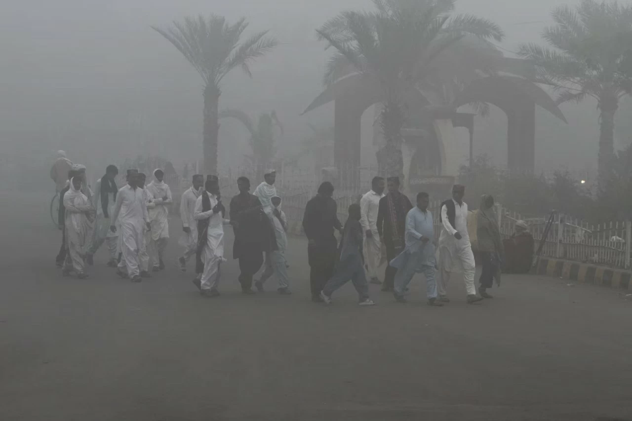 Người dân Pakistan chật vật dưới khói mù do ô nhiễm không khí Người dân Pakistan chật vật dưới khói mù do ô nhiễm không khí