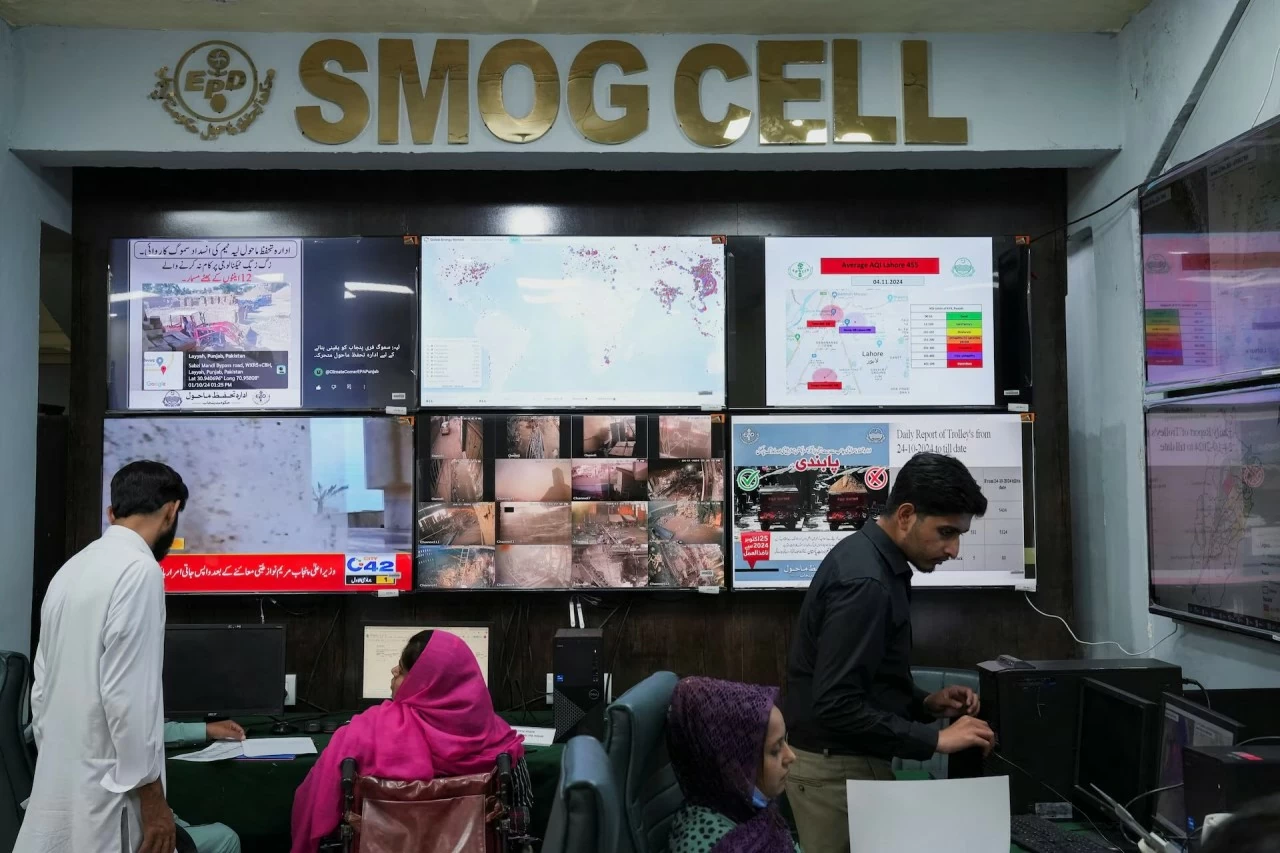 Người dân Pakistan chật vật dưới khói mù do ô nhiễm không khí Người dân Pakistan chật vật dưới khói mù do ô nhiễm không khí