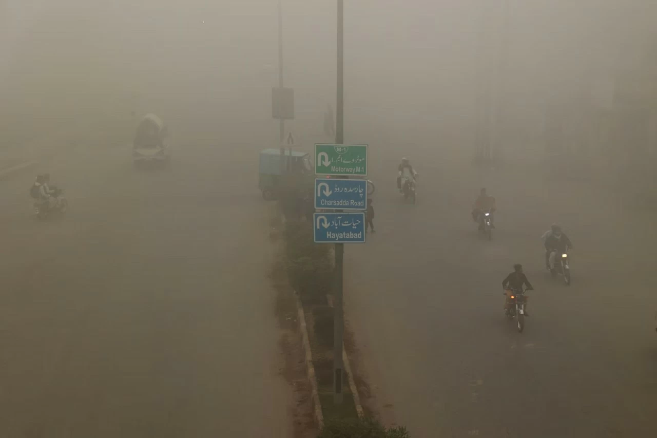 Người dân Pakistan chật vật dưới khói mù do ô nhiễm không khí Người dân Pakistan chật vật dưới khói mù do ô nhiễm không khí