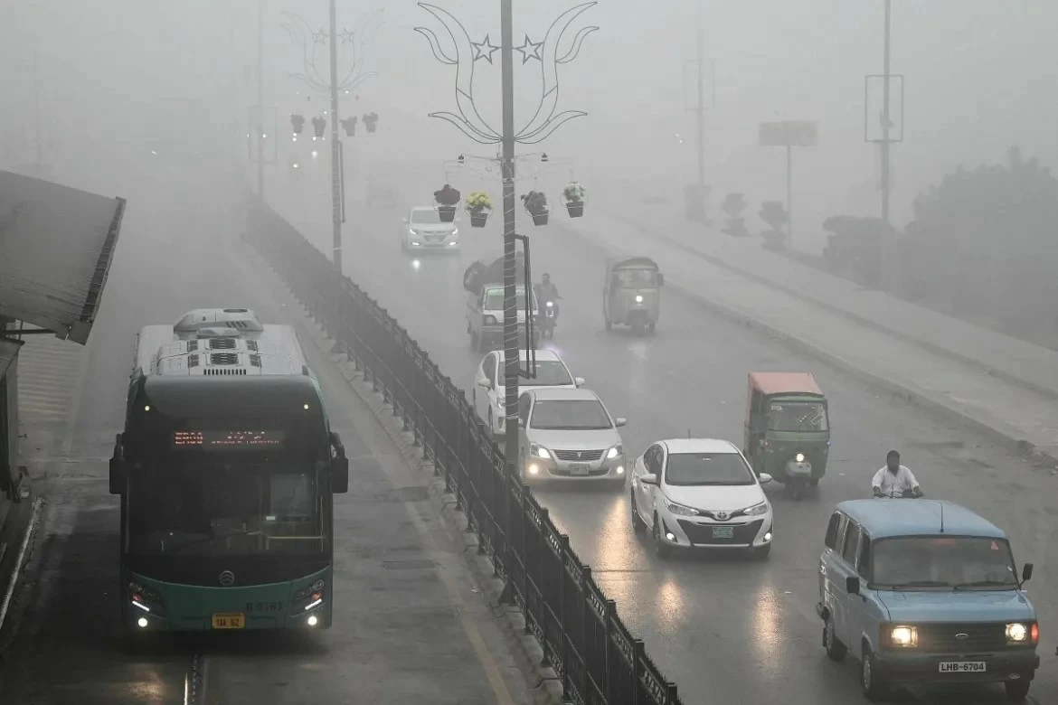 Người dân Pakistan chật vật dưới khói mù do ô nhiễm không khí Người dân Pakistan chật vật dưới khói mù do ô nhiễm không khí