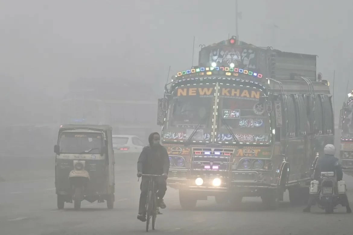Người dân Pakistan chật vật dưới khói mù do ô nhiễm không khí Người dân Pakistan chật vật dưới khói mù do ô nhiễm không khí