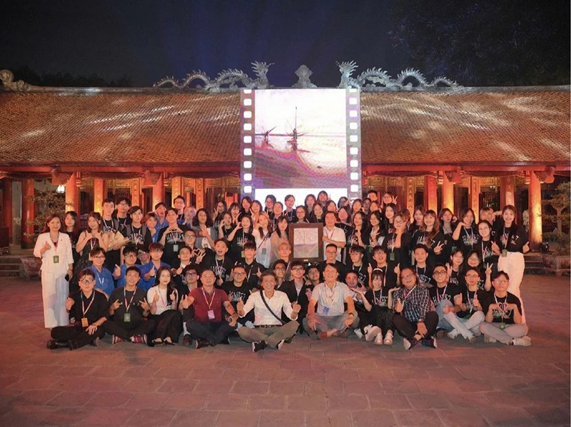 Họa sỹ Kim Đức trưng bày bản sao bức tranh ‘Vỏ Tương Lai’ tại Liên hoan Phim quốc tế Hà Nội – HANIFF VII Họa sỹ Kim Đức trưng bày bản sao bức tranh ‘Vỏ Tương Lai’ tại Liên hoan Phim quốc tế Hà Nội – HANIFF VII