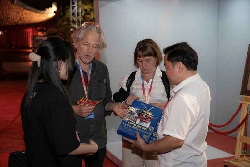 Du khách quốc tế thăm quan triển lãm. Du khách quốc tế thăm quan triển lãm.