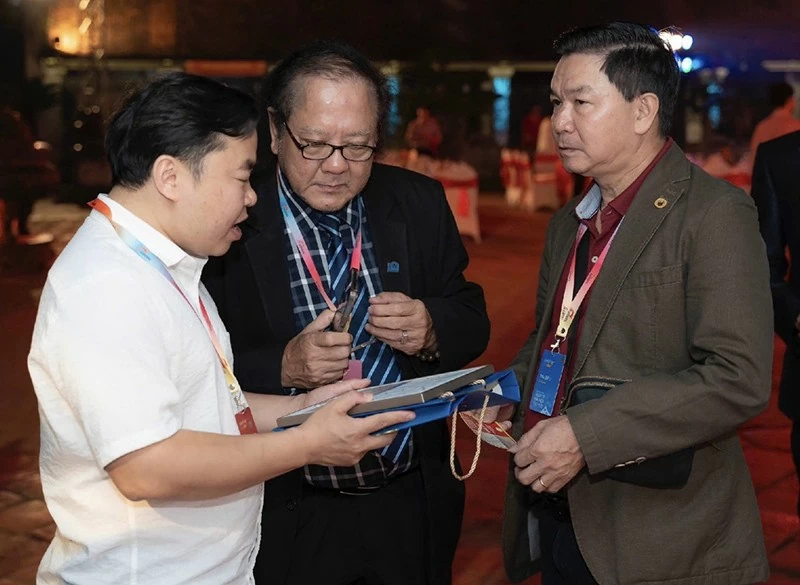 PGS. TS Đỗ Lệnh Hùng Tú (giữa) - Chủ tịch Hội Điện ảnh Việt Nam tại Liên hoan HANIFF VII năm 2024. PGS. TS Đỗ Lệnh Hùng Tú (giữa) - Chủ tịch Hội Điện ảnh Việt Nam tại Liên hoan HANIFF VII năm 2024.