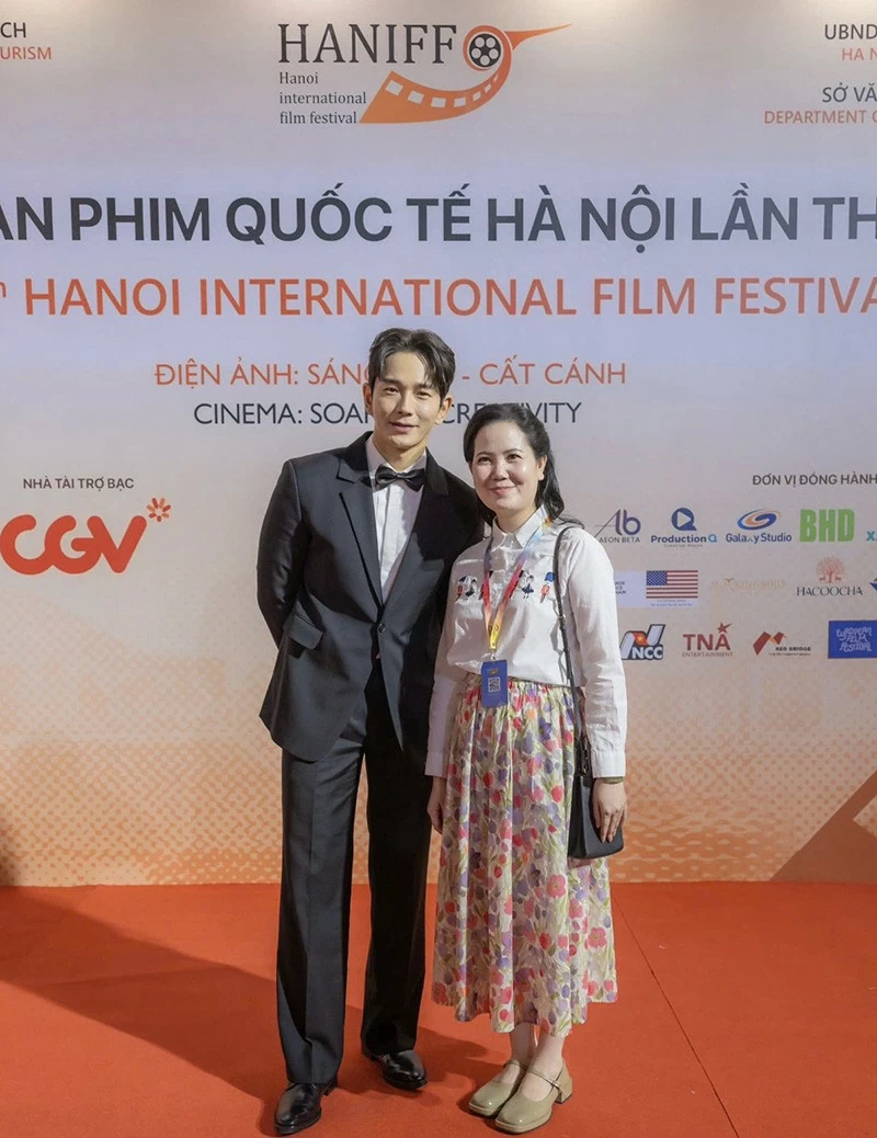 Diễn viên On Ju Wan (thứ hai từ bên trái), Tài tử phim The Penthouse (Cuộc chiến thượng lưu) diện vest đen lịch lãm cùng Hoạ sỹ Nguyễn Thị Kim Đức. Diễn viên On Ju Wan (thứ hai từ bên trái), Tài tử phim The Penthouse (Cuộc chiến thượng lưu) diện vest đen lịch lãm cùng Hoạ sỹ Nguyễn Thị Kim Đức.