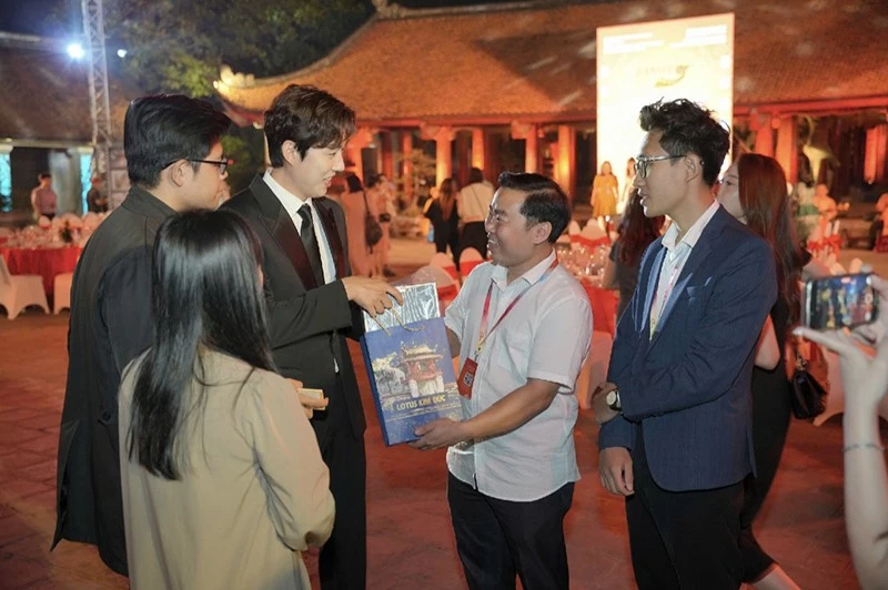 Diễn viên Baek Sung Hyun (bìa trái). Anh là gương mặt quen thuộc với khán giả Việt Nam qua các phim Nấc thang lên thiên đường (Stairway to Heaven), Iris 2, Voice, Khi nàng say giấc (While You Were Sleeping) Diễn viên Baek Sung Hyun (bìa trái). Anh là gương mặt quen thuộc với khán giả Việt Nam qua các phim Nấc thang lên thiên đường (Stairway to Heaven), Iris 2, Voice, Khi nàng say giấc (While You Were Sleeping)