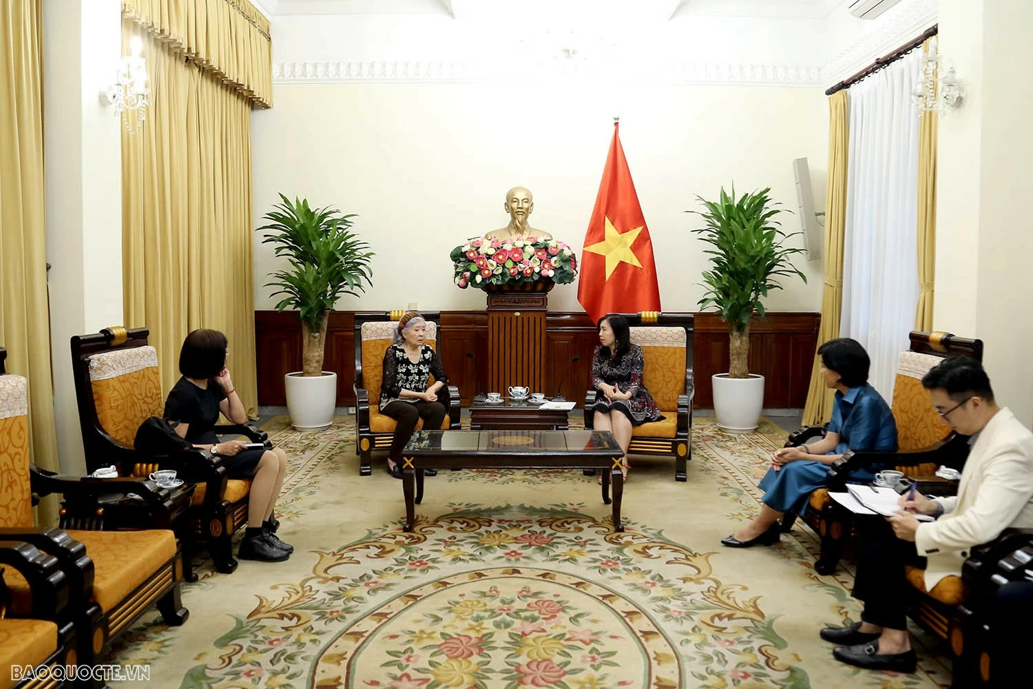 Thứ trưởng Ngoại giao Lê Thị Thu Hằng tiếp bà Trần Tố Nga Thứ trưởng Lê Thị Thu Hằng: Bà Tố Nga là tấm gương về sự đấu tranh không mệt mỏi vì hòa bình và công lý