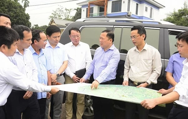 Ông Nguyễn Phi Long, Bí thư Tỉnh ủy tỉnh Hòa Bình (thứ sáu từ trái sang) khảo sát điểm quy hoạch nhà ở công nhân tại xã Nhuận Trạch, huyện Lương Sơn, tỉnh Hoà Bình. Ông Nguyễn Phi Long, Bí thư Tỉnh ủy tỉnh Hòa Bình (thứ sáu từ trái sang) khảo sát điểm quy hoạch nhà ở công nhân tại xã Nhuận Trạch, huyện Lương Sơn, tỉnh Hoà Bình.