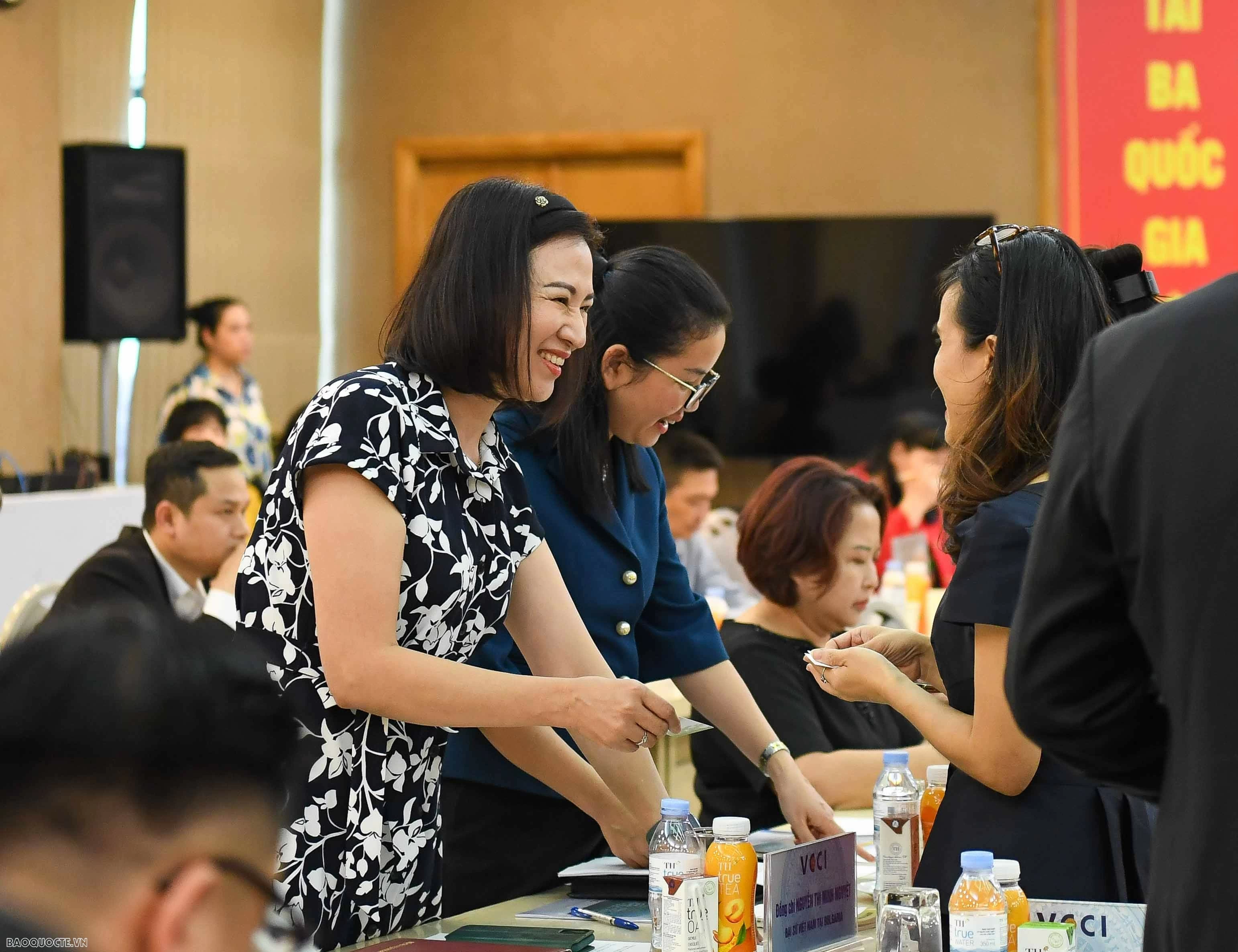 Sau buổi làm việc, các Trưởng cơ quan đại diện Việt Nam ở nước ngoài và lãnh đạo các hiệp hội, doanh nghiệp đã gặp gỡ, trao đổi cụ thể các vấn đề cần thúc đẩy hợp tác trong thời gian tới. Sau buổi làm việc, các Trưởng cơ quan đại diện Việt Nam ở nước ngoài và lãnh đạo các hiệp hội, doanh nghiệp đã gặp gỡ, trao đổi cụ thể các vấn đề cần thúc đẩy hợp tác trong thời gian tới.