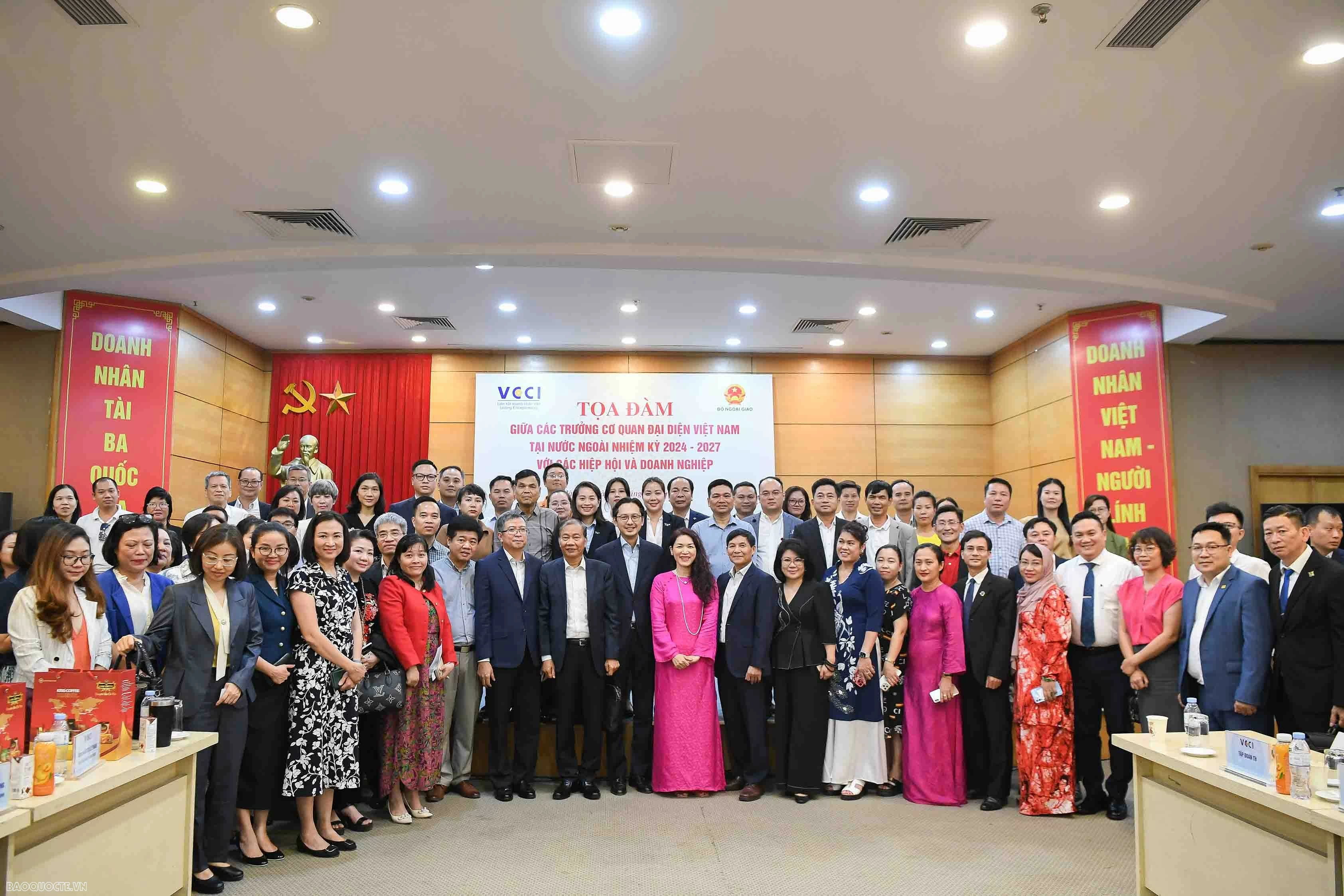 Trưởng Cơ quan đại diện Việt Nam tại nước ngoài tiếp tục là ầu nối tiếp sức cho doanh nghiệp vươn ra thế giới Để các Cơ quan đại diện Việt Nam tại nước ngoài là cầu nối vững chắc, tiếp sức cho doanh nghiệp vươn ra thế giới