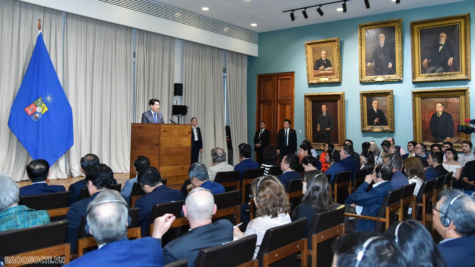 Chủ tịch nước Lương Cường trao đổi với các giảng viên, sinh viên Đại học Chile Chủ tịch nước thăm chính thức Chile, Peru và tham dự Tuần lễ cấp cao APEC: Khát vọng vượt đại dương