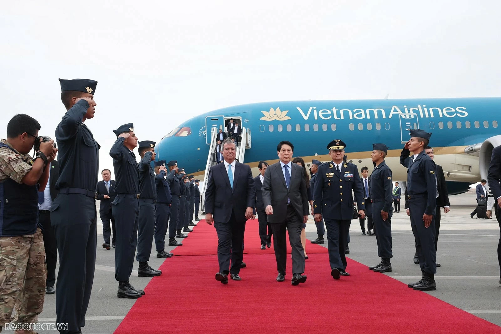 Toàn cảnh Chủ tịch nước Lương Cường đến thủ đô Lima, bắt đầu thăm chính thức Cộng hòa Peru và tham dự APEC 2024 Toàn cảnh Chủ tịch nước Lương Cường đến thủ đô Lima, bắt đầu thăm chính thức Cộng hòa Peru và tham dự APEC 2024