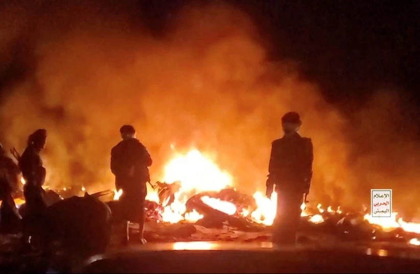 Trung Đông: Houthi tấn công tàu hải quân Mỹ, Israel dọa 'đánh' tới mỏ dầu Iran Trung Đông: Houthi tấn công tàu hải quân Mỹ, Israel dọa 'đánh' tới mỏ dầu Iran