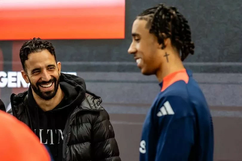 HLV Ruben Amorim lần đầu gặp dàn sao MU HLV Ruben Amorim lần đầu gặp dàn sao MU