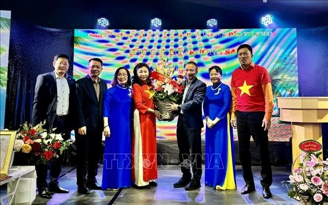 Người Việt tại châu Âu phát huy tinh thần 'Vì biển đảo Việt Nam' Người Việt tại châu Âu phát huy tinh thần 'Vì biển đảo Việt Nam'