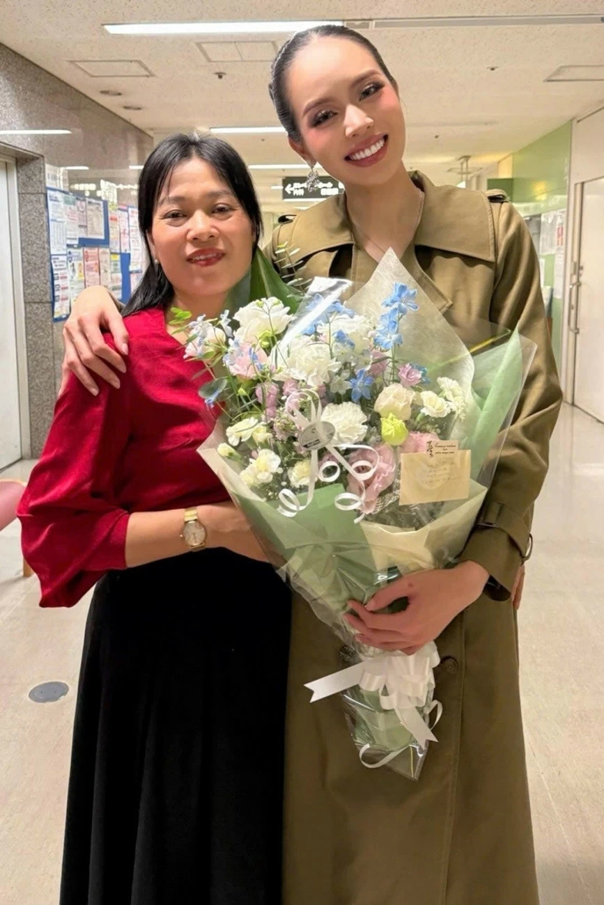 Miss International 2024 Thanh Thủy chụp ảnh với mẹ sau đăng quang Miss International 2024 Thanh Thủy chụp ảnh với mẹ sau đăng quang