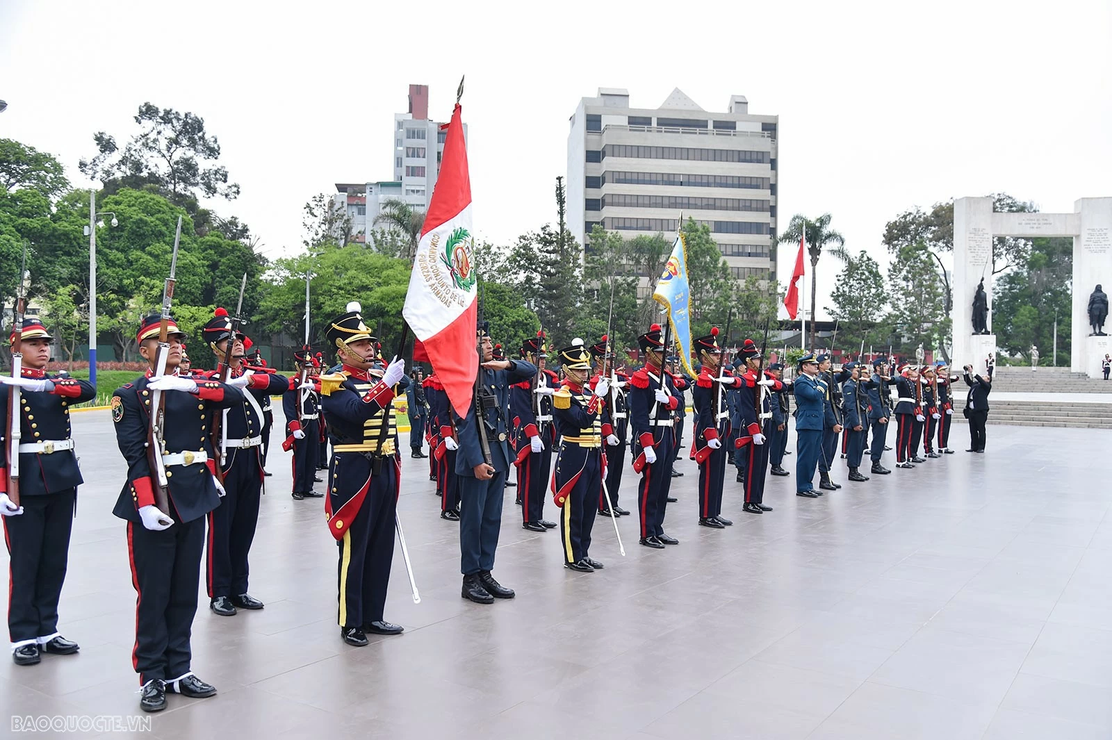 Chủ tịch nước Lương Cường đặt vòng hoa tại Đài tưởng niệm các Anh hùng dân tộc và tiền nhân nền Độc lập Peru Những hình ảnh Chủ tịch nước Lương Cường đặt vòng hoa tại Đài tưởng niệm các Anh hùng dân tộc và tiền nhân nền Độc lập Peru