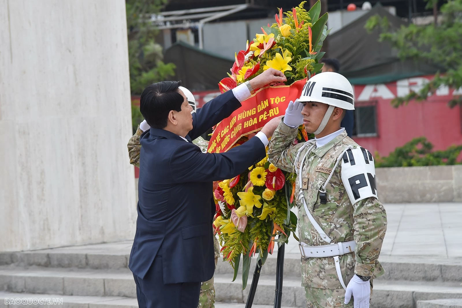 Chủ tịch nước Lương Cường đặt vòng hoa tại Đài tưởng niệm các Anh hùng dân tộc và tiền nhân nền Độc lập Peru Những hình ảnh Chủ tịch nước Lương Cường đặt vòng hoa tại Đài tưởng niệm các Anh hùng dân tộc và tiền nhân nền Độc lập Peru