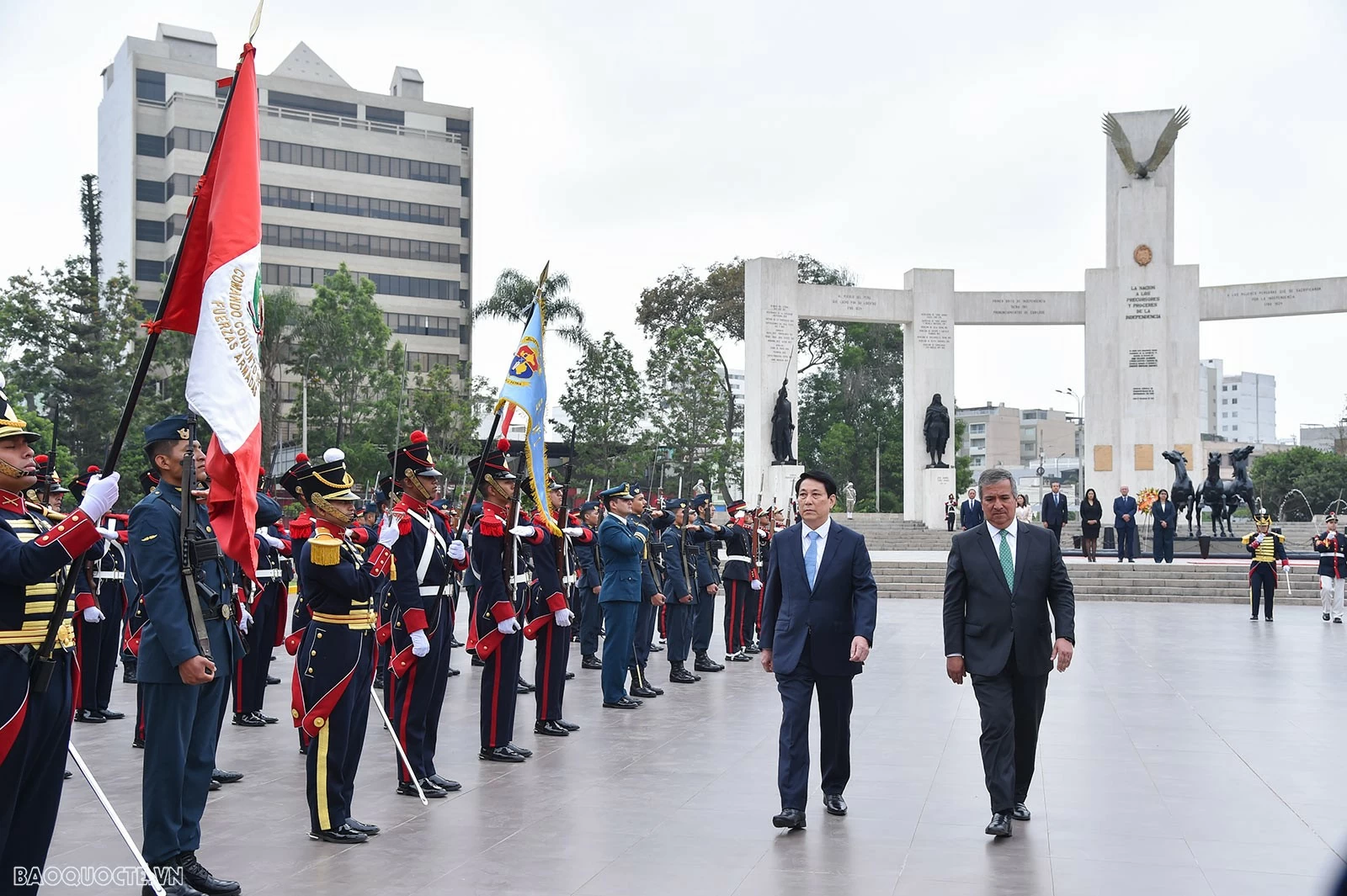 Chủ tịch nước Lương Cường đặt vòng hoa tại Đài tưởng niệm các Anh hùng dân tộc và tiền nhân nền Độc lập Peru Những hình ảnh Chủ tịch nước Lương Cường đặt vòng hoa tại Đài tưởng niệm các Anh hùng dân tộc và tiền nhân nền Độc lập Peru
