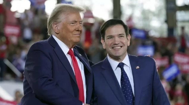 Tổng thống đắc cử Donald Trump chào Thượng nghị sĩ Marco Rubio trong một cuộc vận động tranh cử tại Raleigh, Bắc Carolina, vào ngày 4 tháng 11 năm 2024. © Evan Vucci, AP Tổng thống đắc cử Donald Trump chào Thượng nghị sĩ Marco Rubio trong một cuộc vận động tranh cử tại Raleigh, Bắc Carolina, vào ngày 4 tháng 11 năm 2024. © Evan Vucci, AP