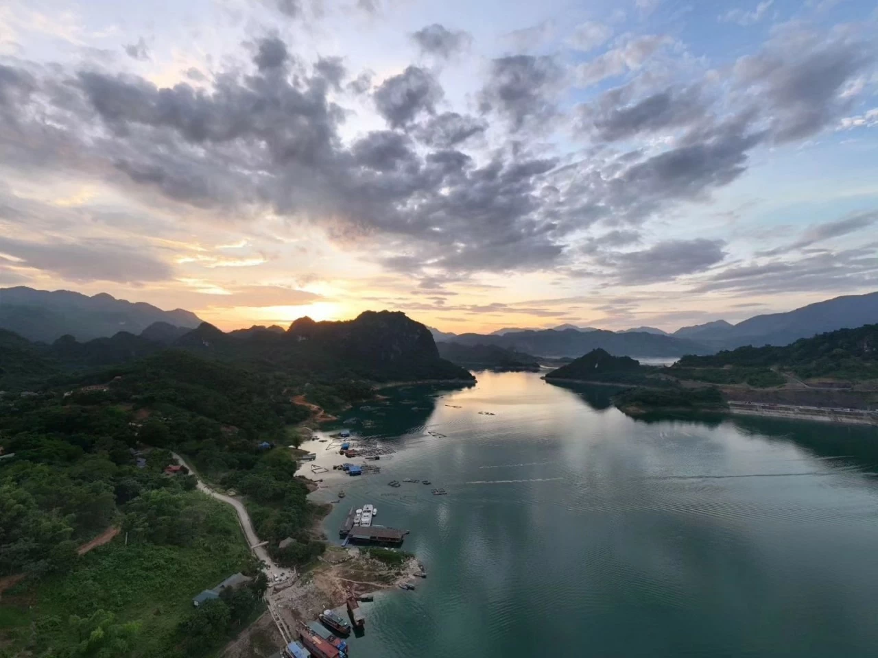 Du lịch Hoà Bình: Tận hưởng cảnh sắc yên bình ở bản Ngòi Hoa Du lịch Hoà Bình: Tận hưởng cảnh sắc yên bình ở bản Ngòi Hoa