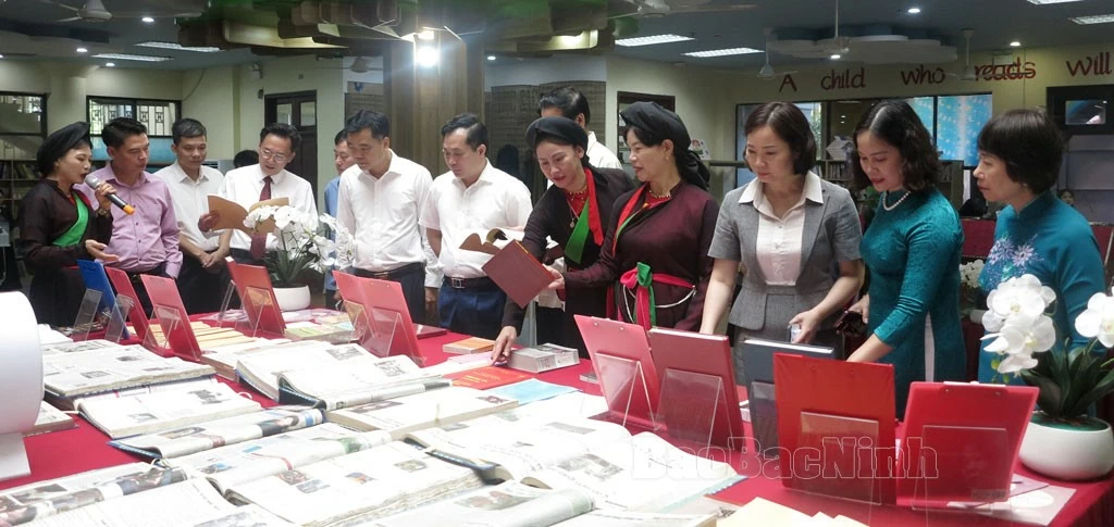 Các đại biểu tham quan phòng trưng bày. Các đại biểu tham quan phòng trưng bày.