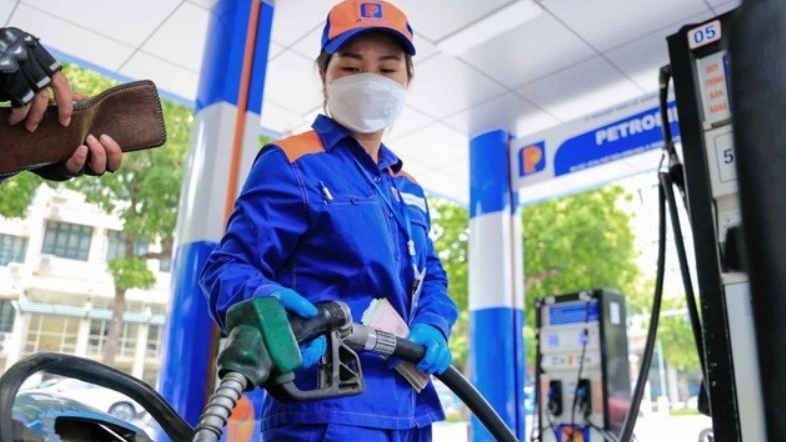 gia xang dau hom nay 1411 the gioi chot phien tang nhe xang trong nuoc chieu nay nhieu kha nang se giam