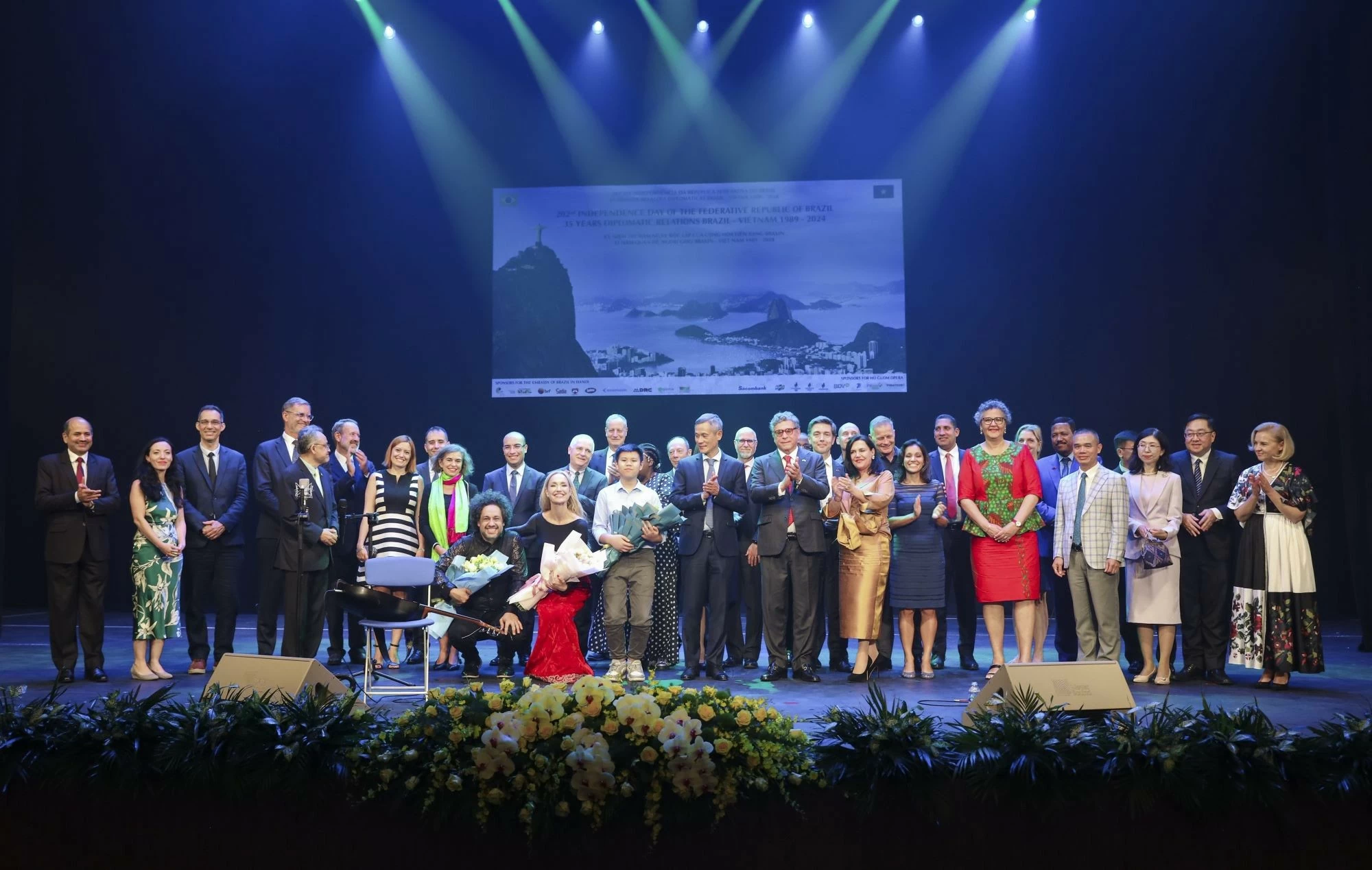 Các đại biểu, nghệ sỹ Việt Nam và Brazil tham tại buổi hoà nhạc nhân kỷ niệm lần thứ 202 Quốc khánh Brazil (7/9/1822 - 7/9/2024) và 35 năm thiết lập quan hệ ngoại giao Việt Nam - Brazil, ngày 6/9, tại Nhà hát Hồ Gươm (Hà Nội). Các đại biểu, nghệ sỹ Việt Nam và Brazil tham tại buổi hoà nhạc nhân kỷ niệm lần thứ 202 Quốc khánh Brazil (7/9/1822 - 7/9/2024) và 35 năm thiết lập quan hệ ngoại giao Việt Nam - Brazil, ngày 6/9, tại Nhà hát Hồ Gươm (Hà Nội).