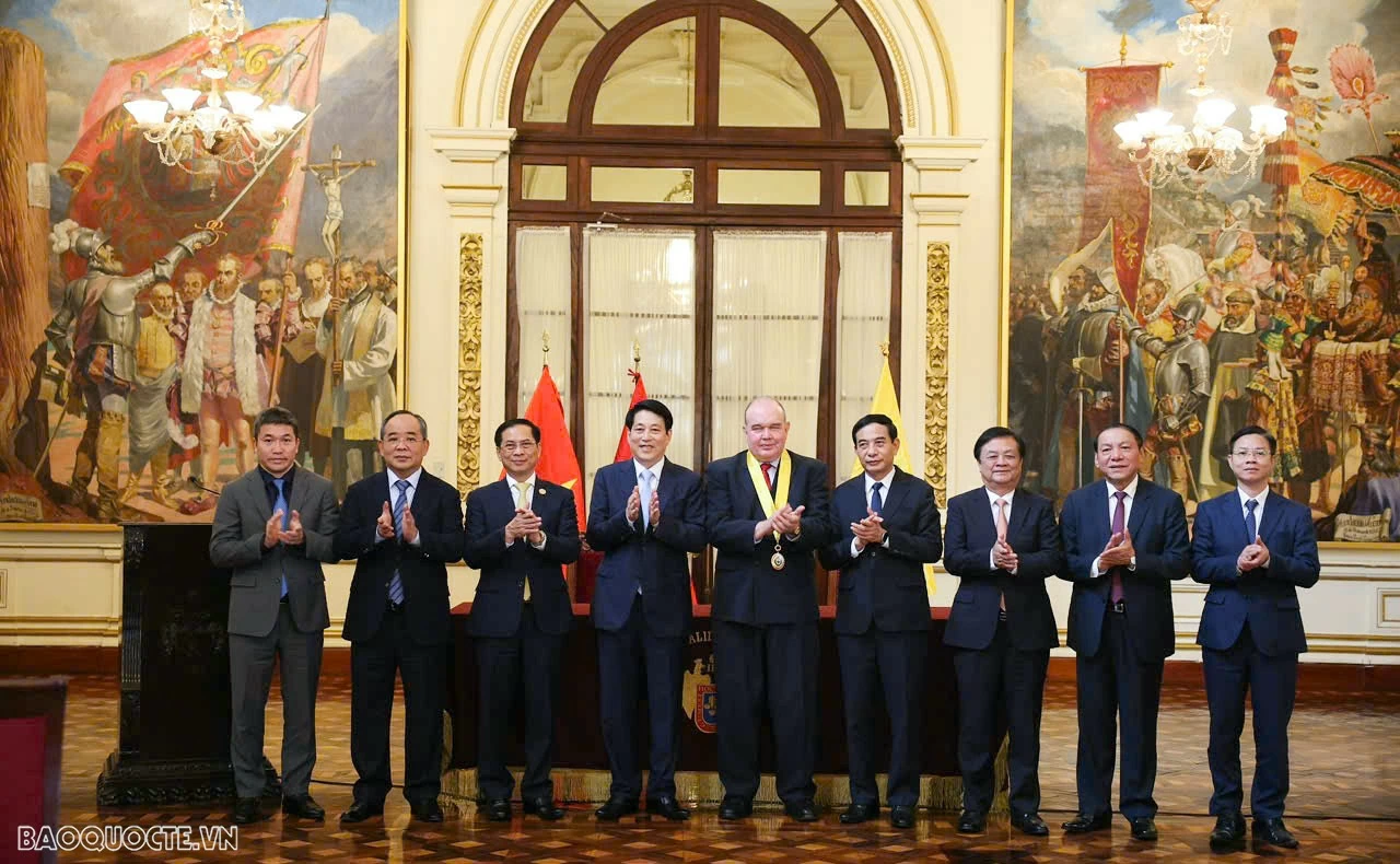 APEC 2024: Chủ tịch nước Lương Cường nhận Chìa khoá biểu tượng thành phố Lima, Peru APEC 2024: Chủ tịch nước Lương Cường nhận Chìa khoá biểu tượng thành phố Lima, Peru