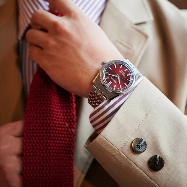 King Seiko SPB287J1 màu đỏ hiệu ứng Sunburst độc đáo. King Seiko SPB287J1 màu đỏ hiệu ứng Sunburst độc đáo.