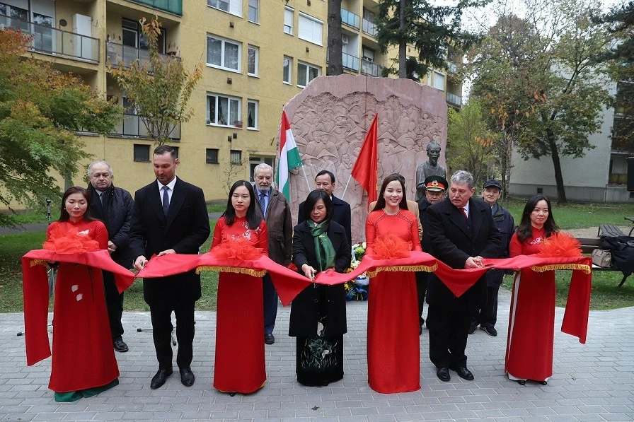 Mở rộng, tôn tạo cảnh quan công viên tượng Chủ tịch Hồ Chí Minh tại thành phố Zalaegerszeg Mở rộng, tôn tạo cảnh quan công viên tượng Chủ tịch Hồ Chí Minh tại thành phố Zalaegerszeg