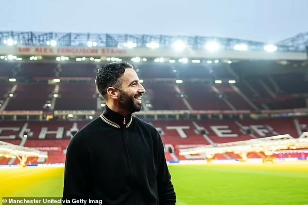 HLV Ruben Amorim tươi rói trong ngày viếng thăm sân Old Trafford HLV Ruben Amorim tươi rói trong ngày viếng thăm sân Old Trafford