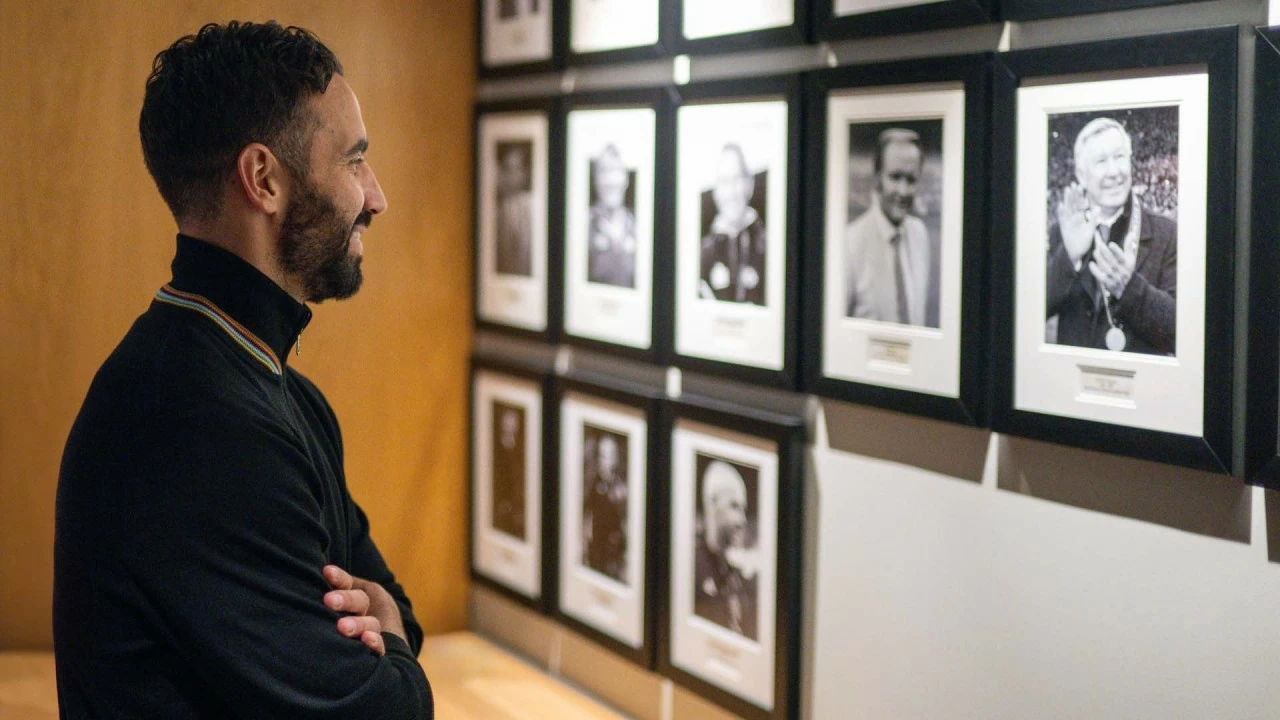 Hình ảnh HLV Ruben Amorim tươi cười trong ngày thăm sân Old Trafford Hình ảnh HLV Ruben Amorim tươi cười trong ngày thăm sân Old Trafford