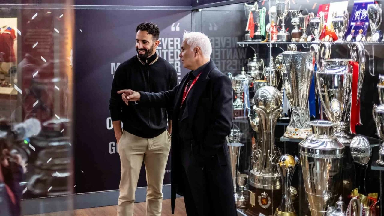 Hình ảnh HLV Ruben Amorim tươi cười trong ngày thăm sân Old Trafford Hình ảnh HLV Ruben Amorim tươi cười trong ngày thăm sân Old Trafford