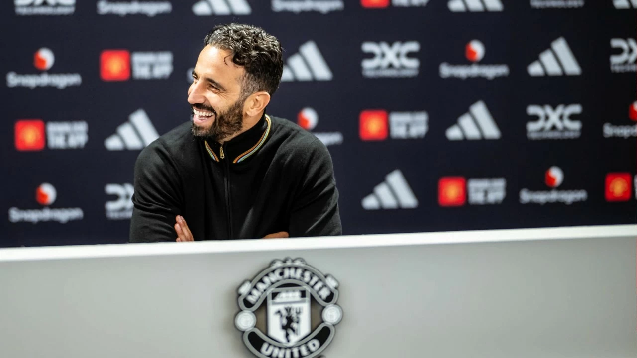 Hình ảnh HLV Ruben Amorim tươi cười trong ngày thăm sân Old Trafford Hình ảnh HLV Ruben Amorim tươi cười trong ngày thăm sân Old Trafford