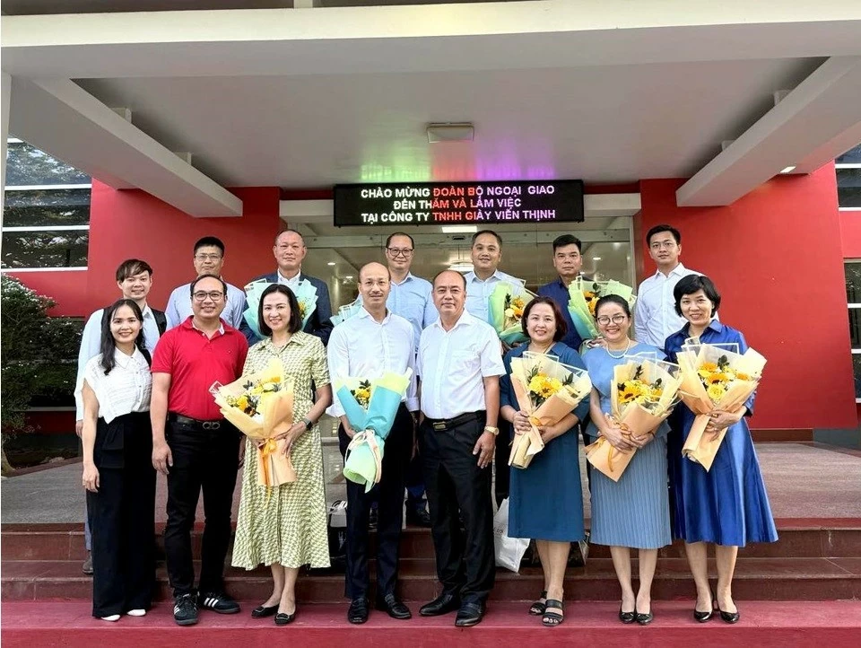 Đoàn Trưởng cơ quan đại diện Việt Nam làm việc tại trụ sở doanh nghiệp.