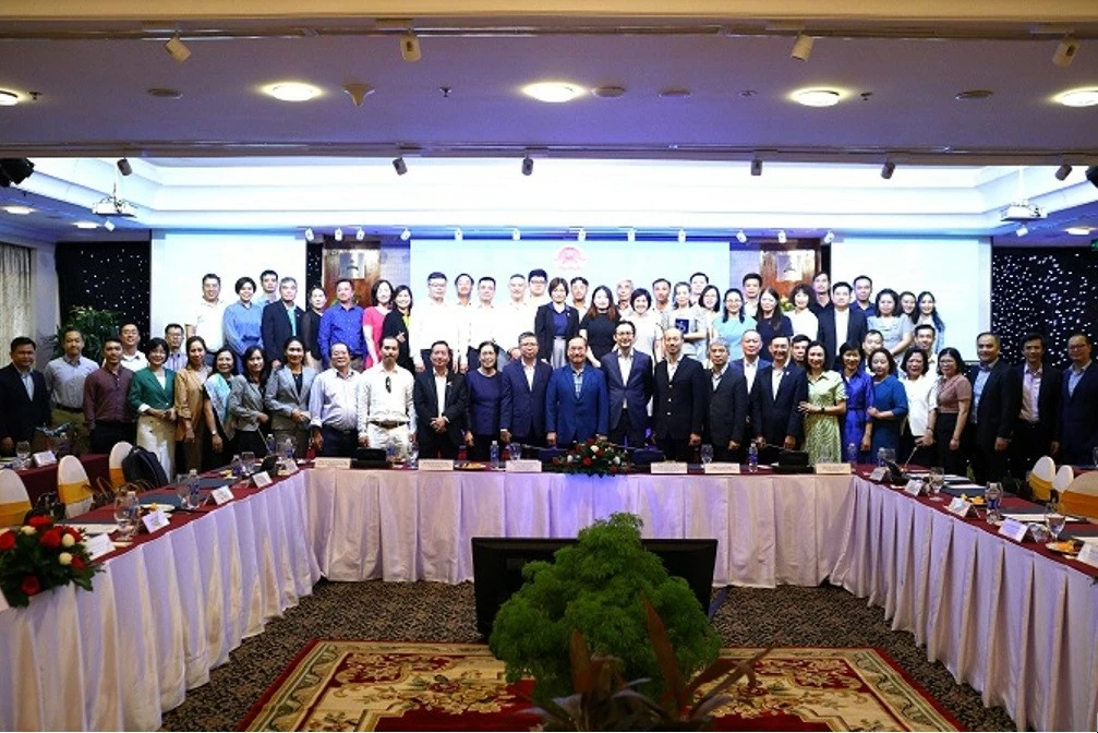 Đoàn Trưởng cơ quan đại diện Việt Nam và các doanh nghiệp chụp hình lưu niệm tại Toạ đàm.