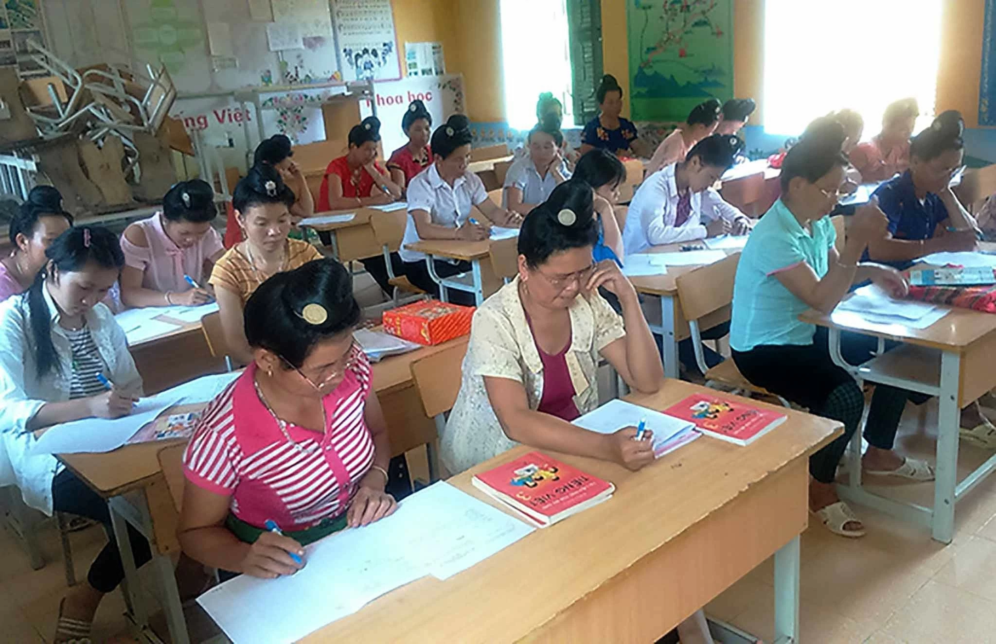 Xóa mù chữ: Thúc đẩy quyền con người Xóa mù chữ: Thúc đẩy quyền con người
