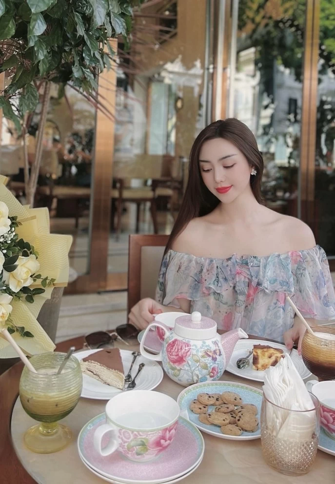 Quỳnh Kool thưởng thức trà chiều, tận hưởng những ngày cuối thu. Quỳnh Kool thưởng thức trà chiều, tận hưởng những ngày cuối thu.