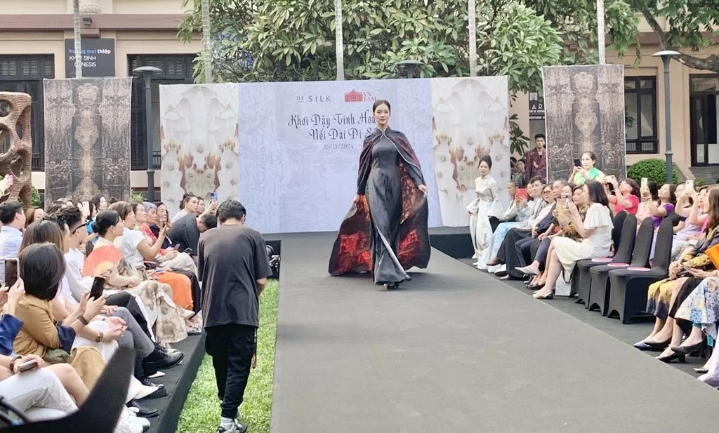 Bộ sưu tập lấy cảm hứng từ các Bảo vật quốc gia của Bảo tàng Mỹ thuật Việt Nam Bộ sưu tập lấy cảm hứng từ các bảo vật quốc gia của Bảo tàng Mỹ thuật Việt Nam