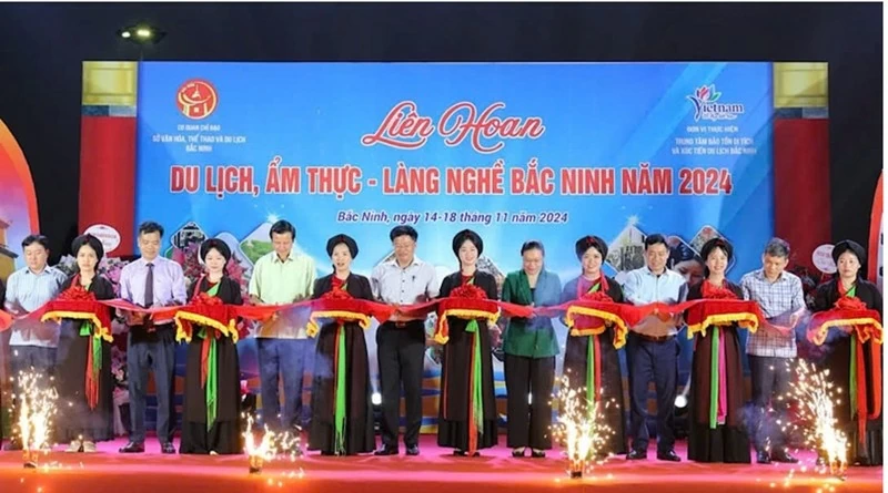 Các đại biểu cắt băng khai trương liên hoan. (Nguồn: Đảng Cộng sản) Các đại biểu cắt băng khai trương liên hoan. (Nguồn: Đảng Cộng sản)
